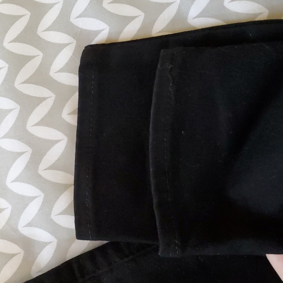 *Like New* Levi's Rich Black Skinnies - Picture 9 of 15